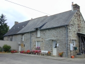 Alignement de deux logis, le Pourria (Maxent)