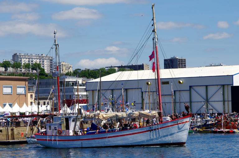 Bateau de charge, puis bateau de plaisance : "Fée de l'Aulne" (Binic fusionnée en Binic-Etables-sur-Mer en 2016)