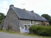 Alignement de trois logis, Eméheuc ; Laimeheuc (Maxent)