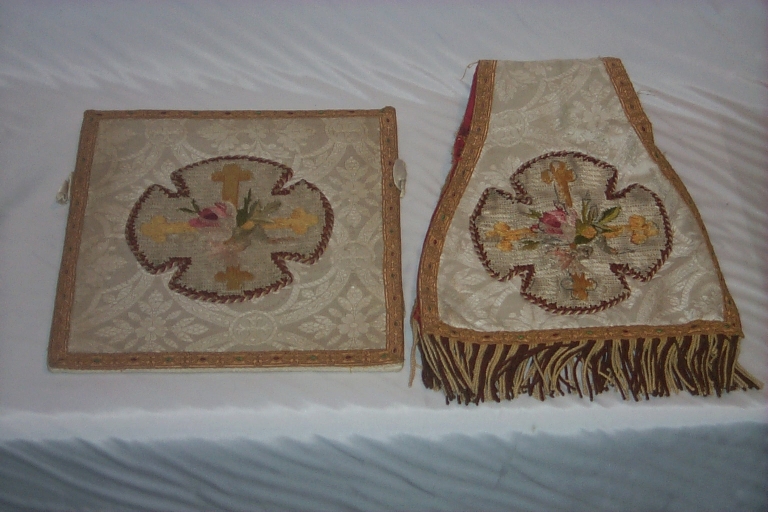 Ornement blanc 11 : manipule, bourse de corporal (Maure-de-Bretagne fusionnée en Val d'Anast en 2017)