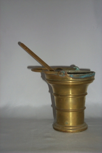 Seau à eau bénite, goupillon 1