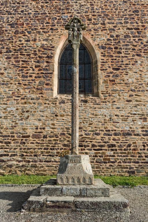 Croix en granit du 15e siècle, bourg (Saint-Gilles)