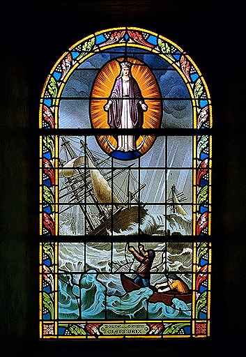 Verrière ex-voto de la baie 4 (verrière figurée) : Notre-Dame des marins