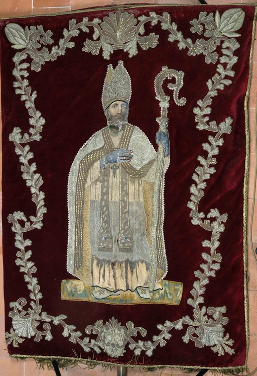 Bannière de procession paroissiale : Christ en croix, Saint Aubin (Saint-Aubin-du-Pavail fusionnée en Châteaugiron en 2017)