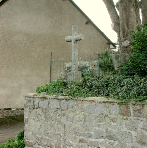 Ancienne croix tombale, actuellement croix de chemin, 6 rue de la Croix (Langueux)