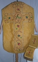 Ornement doré : chasuble, étole, bourse de corporal