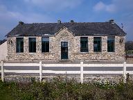 Ancienne école primaire publique, actuellement salle polyvalente, rue Saint-Hernin (Pluherlin)