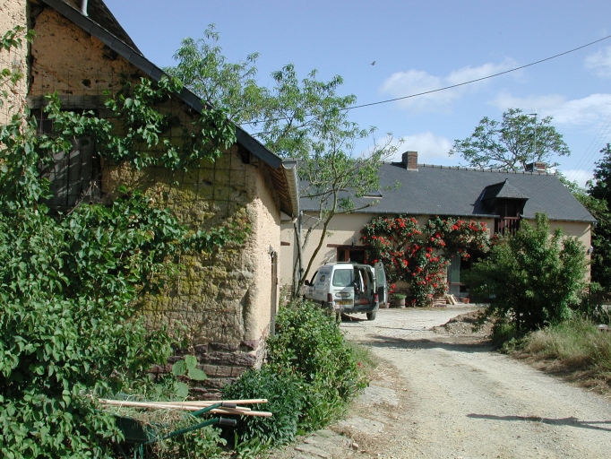 Alignement de maisons, le Champ Heulin (Breteil)