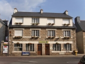 Bureau de poste, place du Centre (Lézardrieux)