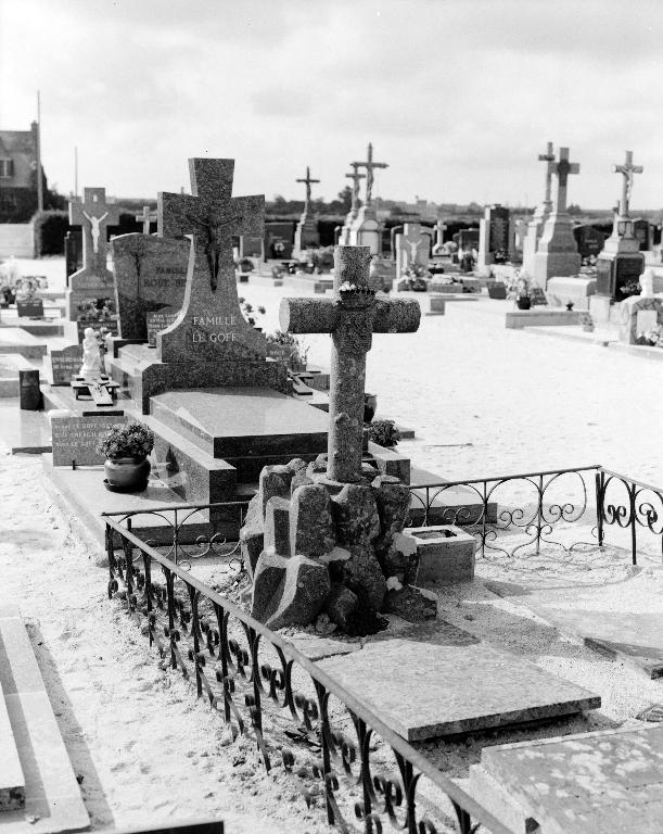 Tombeau, cimetière (Plounévez-Lochrist)