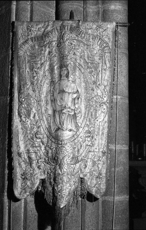 Bannière de procession paroissiale : Notre-Dame de Kerzéan, Notre-Dame de Lourdes, église paroissiale Saint-Pierre (Plouescat)