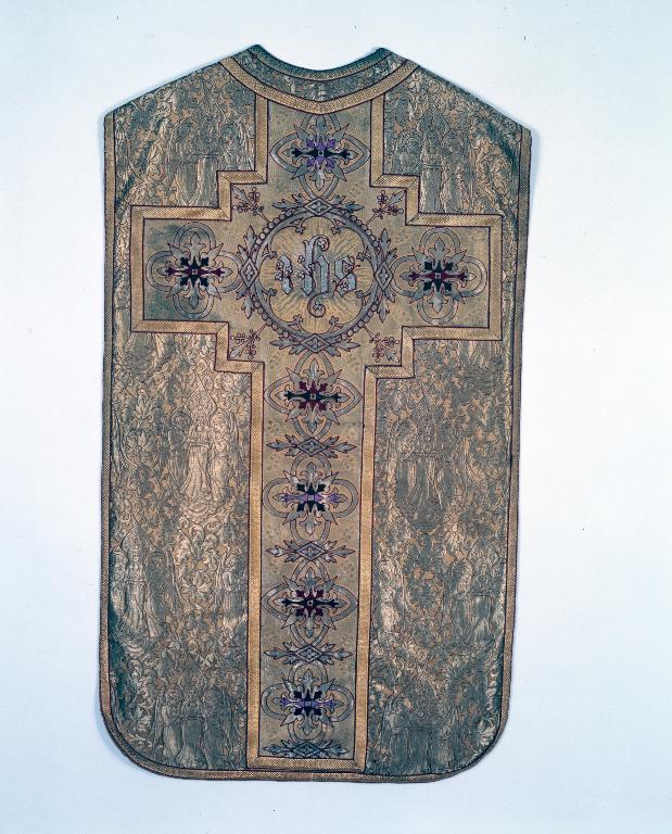 Ornement doré : chasuble, étole, manipule, voile de calice, basilique Notre-Dame-du-Roncier (Josselin)