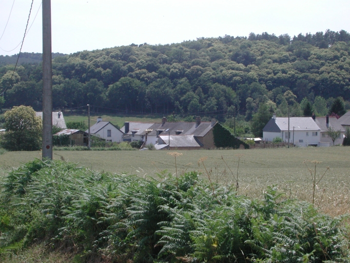 Alignement de maisons, les Echanges (Breteil)