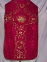 Ornement rouge 1 : chasuble, bourse de corporal, étole, manipule, voile de calice