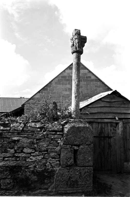 Croix monumentale, Kerouzarc'h (Maël-Pestivien)