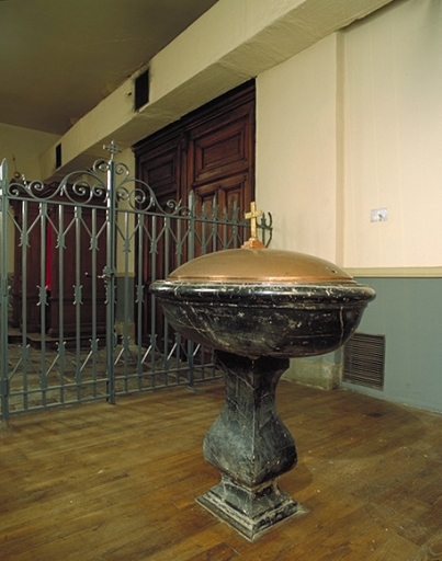 Ensemble des fonts baptismaux & de leur clôture