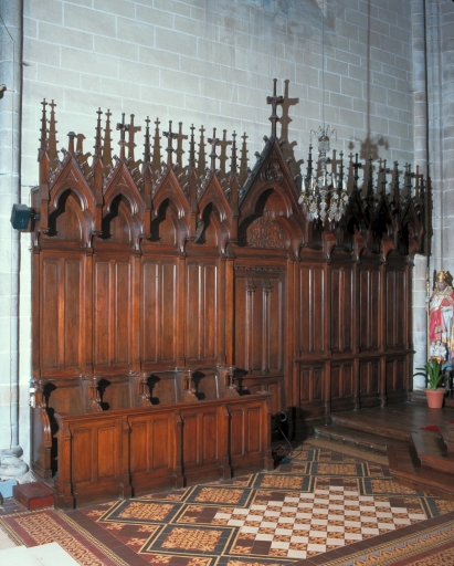 Mobilier du choeur : 2 x 4 stalles, lambris de demi-couvrement, 2 bancs de choeur