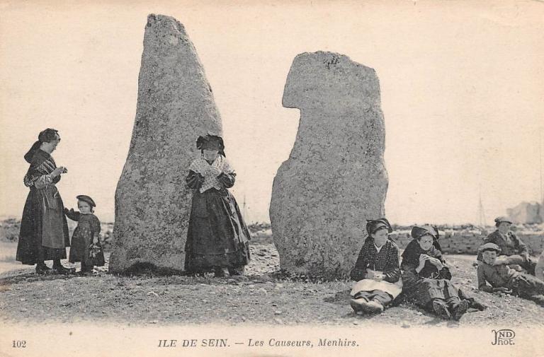 Mégalithes dit les Causeurs, dit Ar Brigourien, place François le Sud (Île-de-Sein)