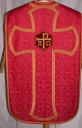 Ornement rouge : chasuble, bourse de corporal, étole, manipule, voile de calice