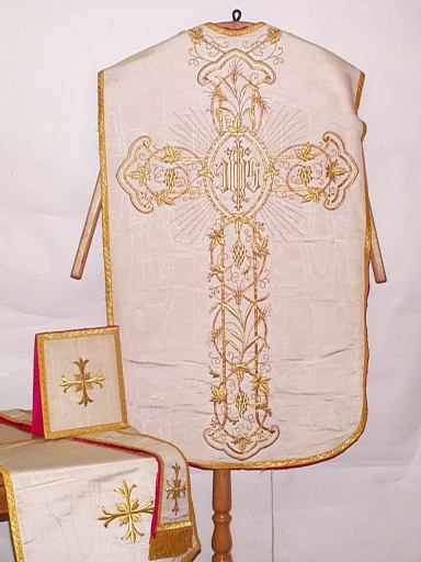 Ornement blanc 3 : chasuble, étole, bourse de corporal, voile de calice