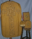 Ornement doré 2 : chasuble, bourse de corporal, étole, manipule