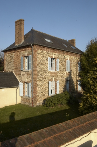 Maison, 38 avenue du Général de Gaulle ; angle de la rue des Fours à chaux (Chartres-de-Bretagne)