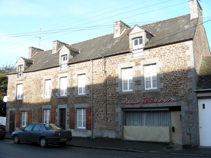 Alignement de maisons, 11 rue du Relais de poste, le Vieux Bourg (Miniac-Morvan)