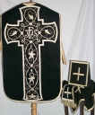 Ornement noir 1 : chasuble, bourse du corporal, voile du calice