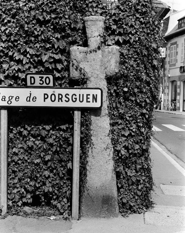 Croix de chemin, rue Charles Le Goffic (Plouescat)