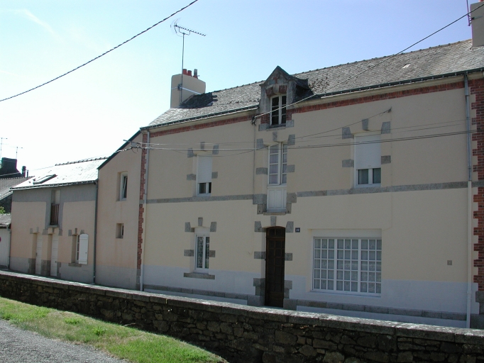 Maison à boutique, 20-22 rue de l'Église (Bains-sur-Oust)