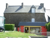 Maison à boutique, 4 rue Jean Monnet (Saint-Père-Marc-en-Poulet)