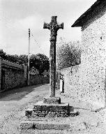 Croix de chemin, dite Croas Ar Born, au village, R.D. 29 à 175 m de l'église (Plounévez-Lochrist)