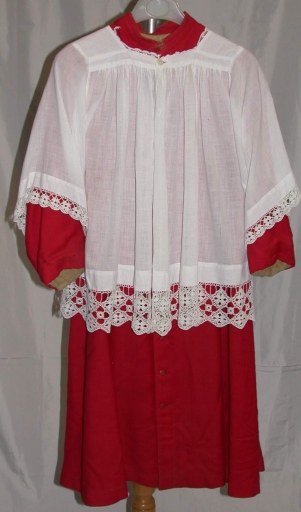 Ensemble de 9 soutanes et 5 surplis d'enfant de choeur