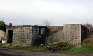 Corps de garde bétonné avec plate-forme pour pièce antiaérienne et soutes n° 1, Ploujean (Morlaix)