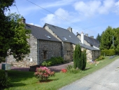 Alignement de cinq maisons, les Rues Thébault (Plélan-le-Grand)