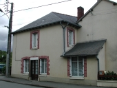 Maison à boutique, 8 rue du Commerce (La Chapelle-Thouarault)