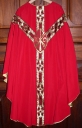 Ornement rouge 3 : chasuble, bourse de corporal, manipule, voile de calice