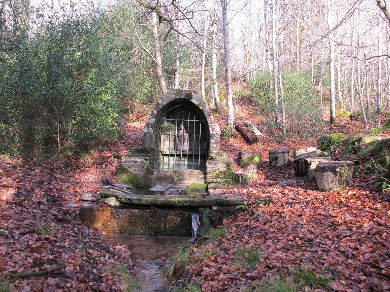 Fontaine de dévotion Saint-Conval, forêt du Cranou (Hanvec)