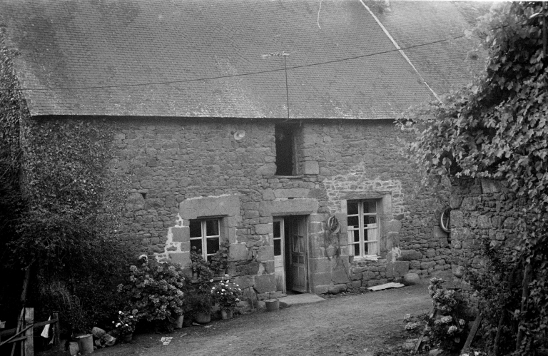 Fermes, alignement de trois logis, le Valet (La Chapelle-aux-Filtzméens)