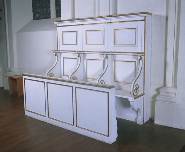 Ensemble de mobilier : 3 stalles, crédence, chaire à prêcher, autel