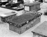 Tombeau, cimetière (Plounévez-Lochrist)