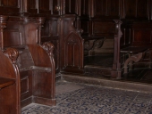 Décor de choeur : 2 x 2 stalles, 4 bancs de choeur, lambris de demi-revêtement