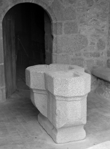 Fonts baptismaux, actuellement utilisés comme bénitier (Chauvigné)