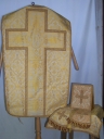 Ornement doré 1 : chasuble, bourse du corporal, étole, manipule, voile du calice