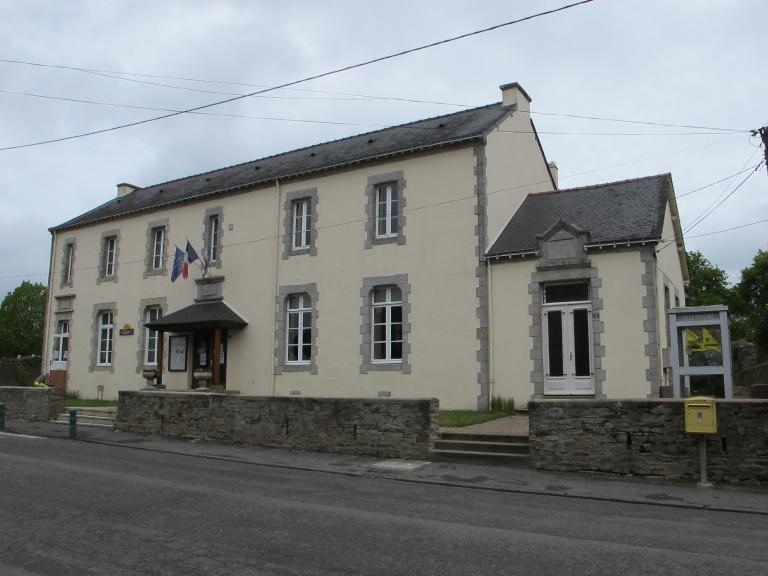 Mairie-école, actuellement mairie, route de Rochefort (Saint-Gravé)