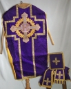 Ornement violet 1 : chasuble, bourse de corporal, étole, manipule, voile de calice