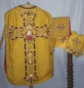 Ornement doré 1 : chasuble, bourse de corporal, étole, voile de calice (Guipry fusionnée en Guipry-Messac en 2016)