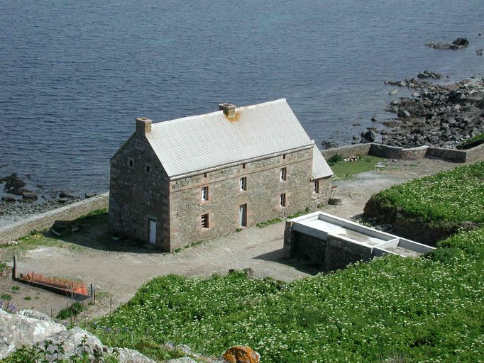 Petit pavillon de caserne dans la cour, Ile aux Moines, près de la caserne (Perros-Guirec)
