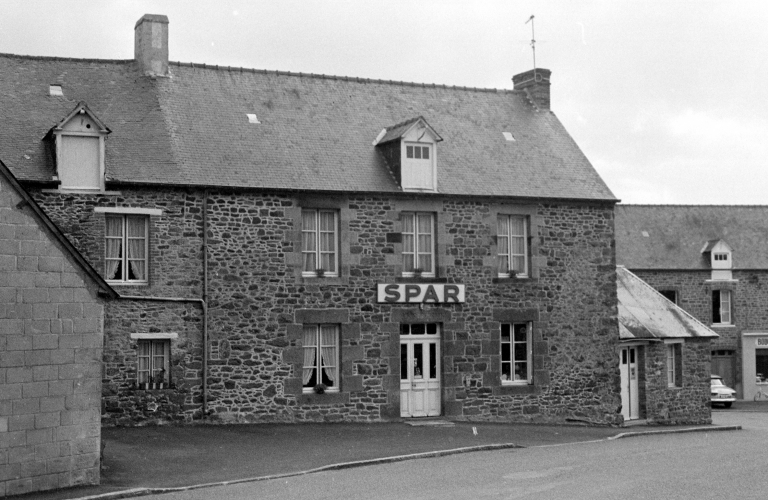 Maison, 4 place des Anciens Combattants (Saint-Père-Marc-en-Poulet)