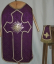 Ornement violet 2 : chasuble, bourse de corporal, étole, manipule, voile de calice